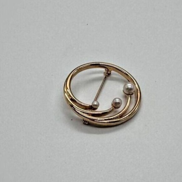 Vintage Monet Classic Circle Pin Brooch Simulated Pearl Gold Tone - Picture 1 of 7